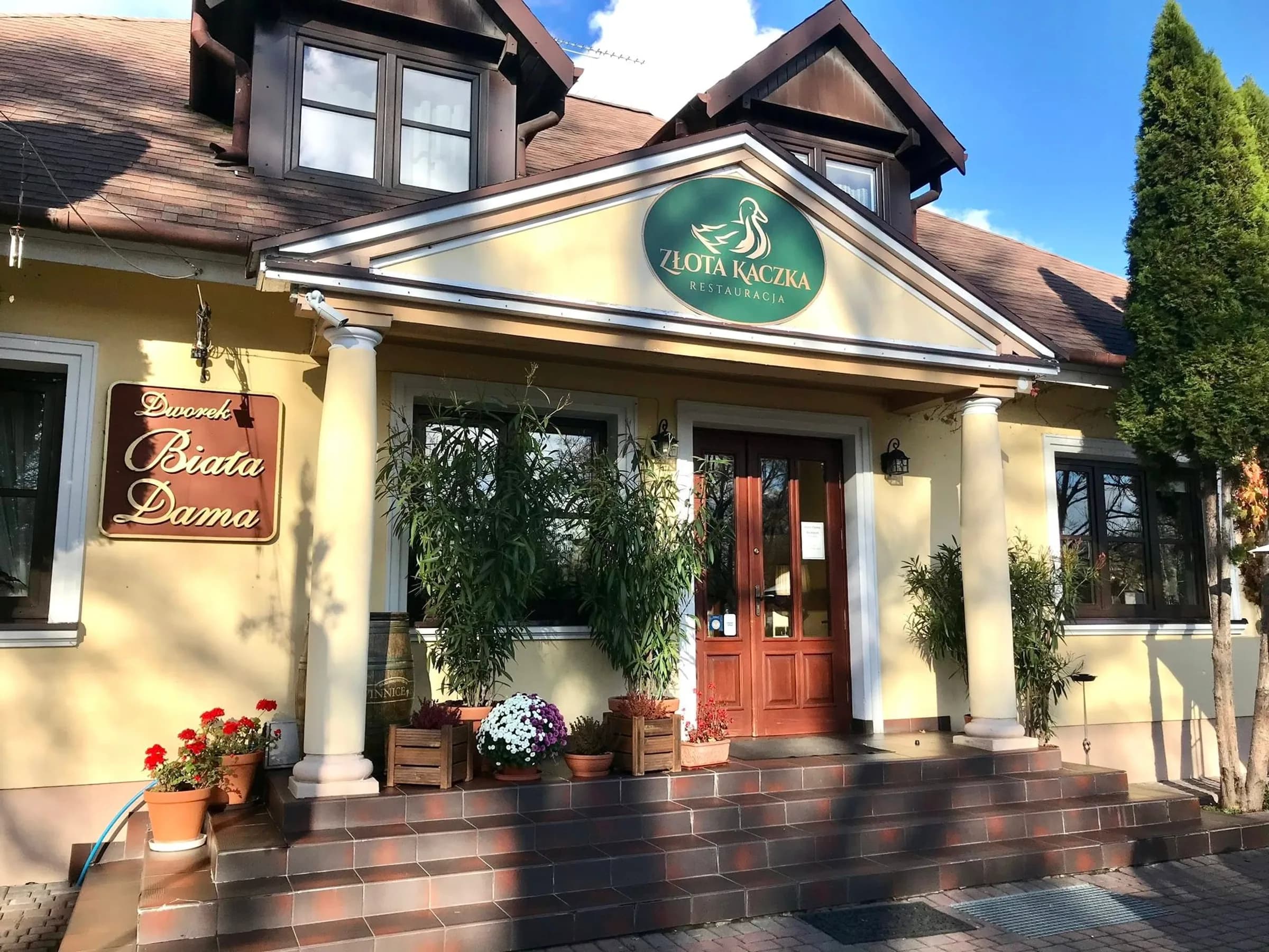 Wejście do Dworku Biała Dama i Restauracji Złota Kaczka w Nieborowie