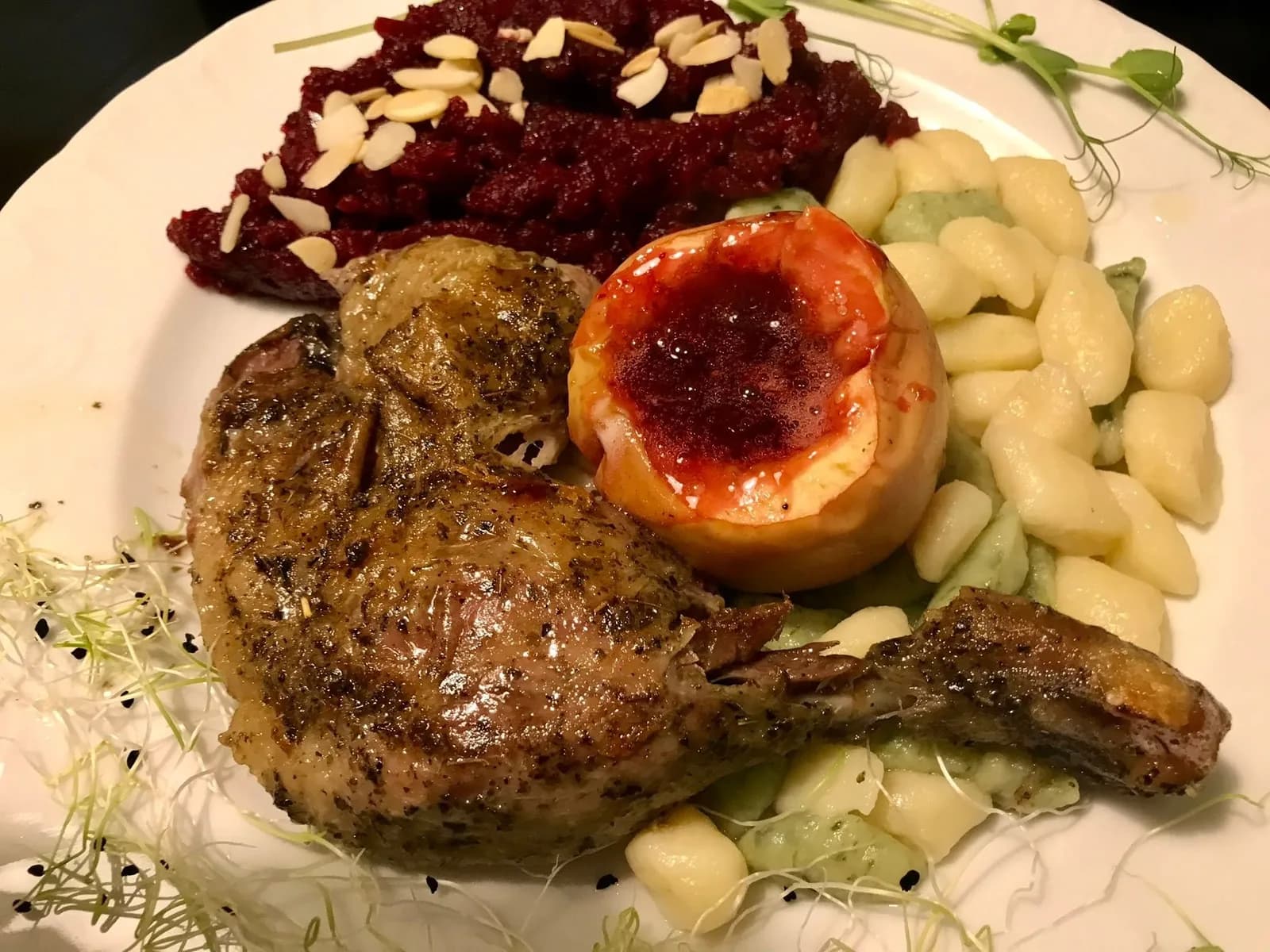 Kaczka pieczona z jabłkiem i kopytkami, danie ze Złotej Kaczki